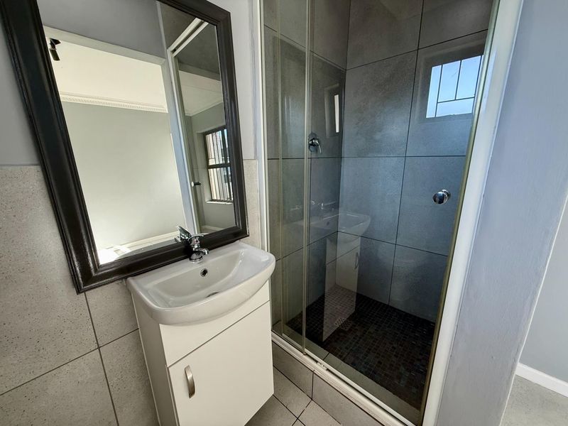 TO RENT Secure one Bedroom ground floor Apartment - Photo 5