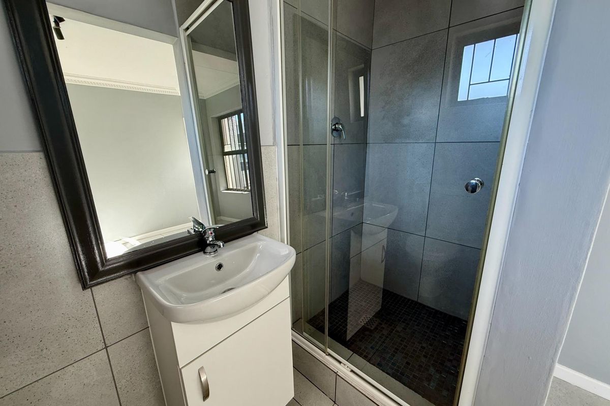 TO RENT Secure one Bedroom ground floor Apartment - Photo 5