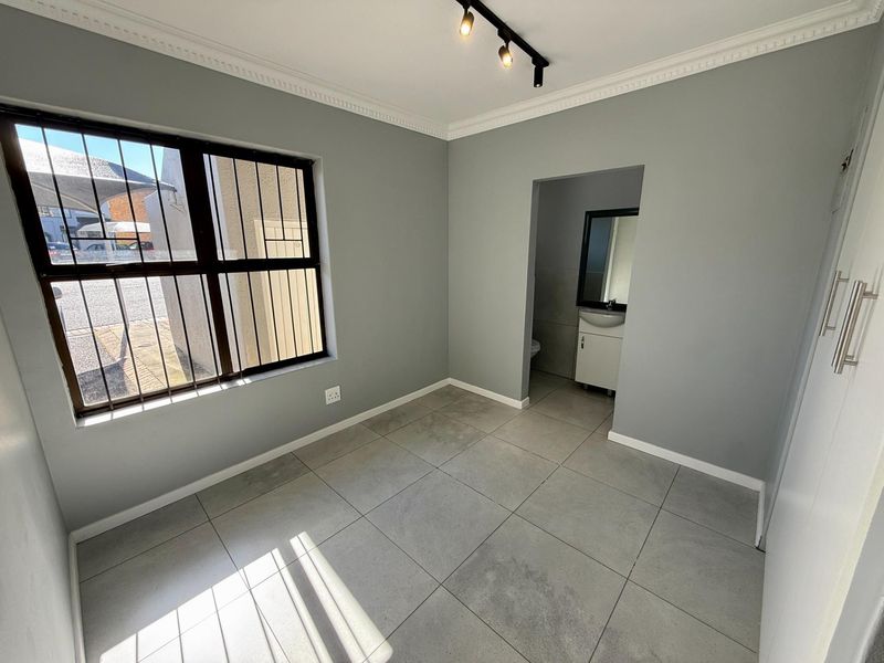 TO RENT Secure one Bedroom ground floor Apartment - Photo 2