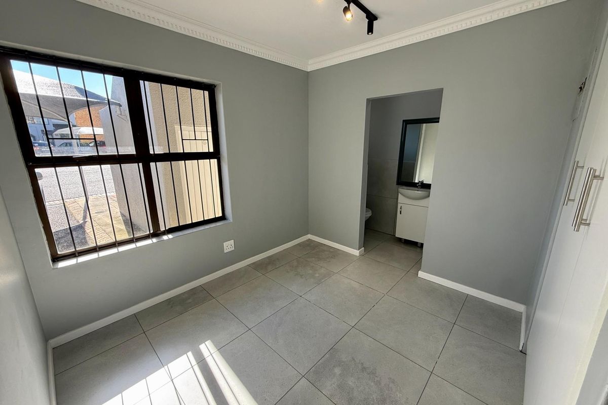 TO RENT Secure one Bedroom ground floor Apartment - Photo 2