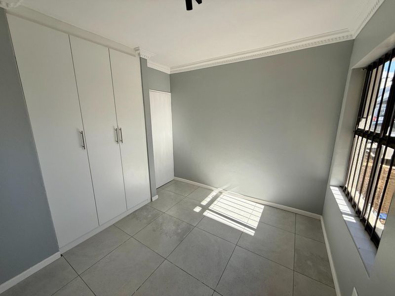 TO RENT Secure one Bedroom ground floor Apartment - Photo 3