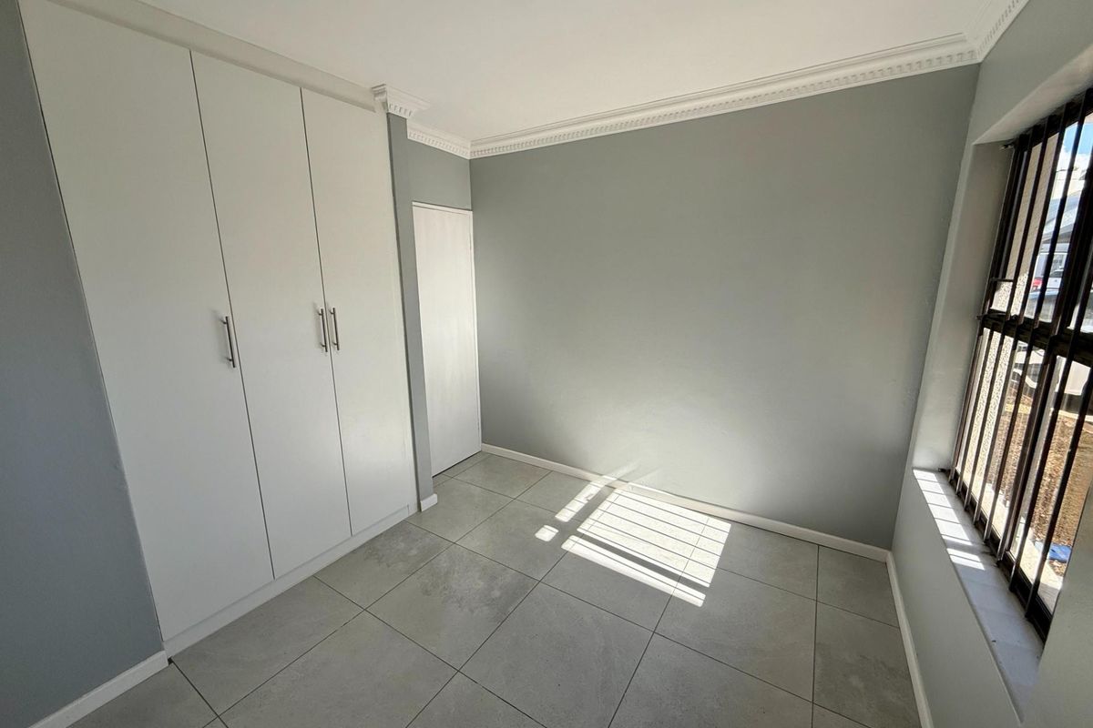 TO RENT Secure one Bedroom ground floor Apartment - Photo 3