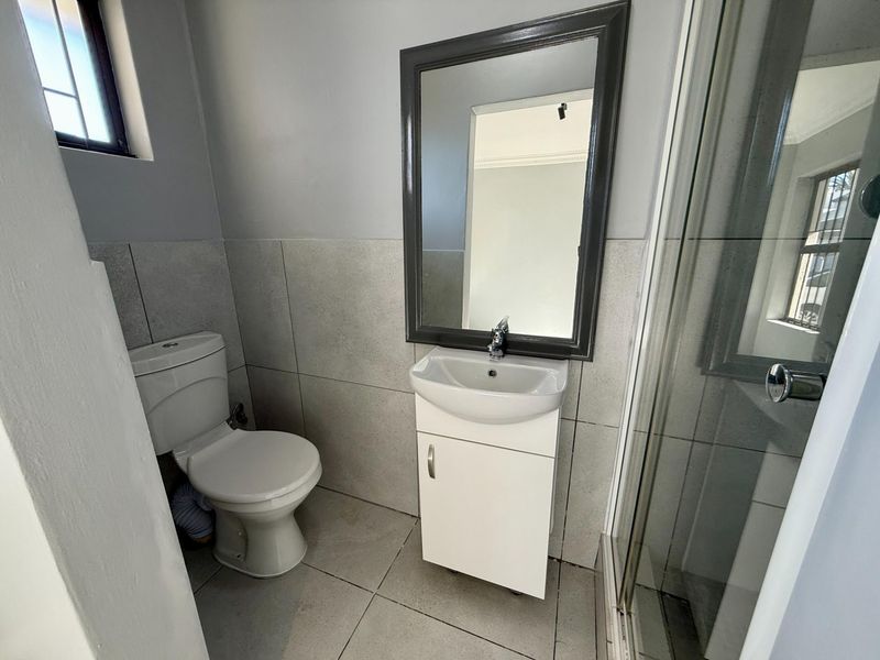 TO RENT Secure one Bedroom ground floor Apartment - Photo 4