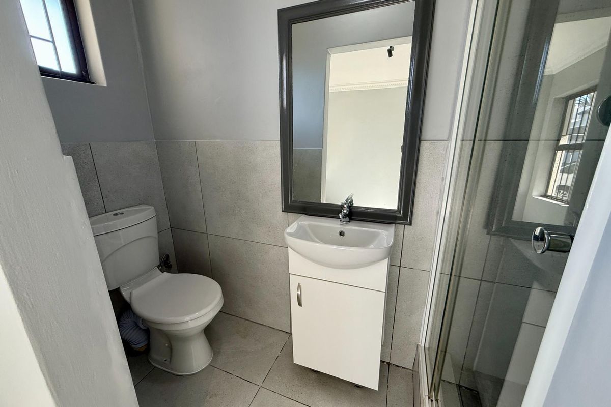 TO RENT Secure one Bedroom ground floor Apartment - Photo 4
