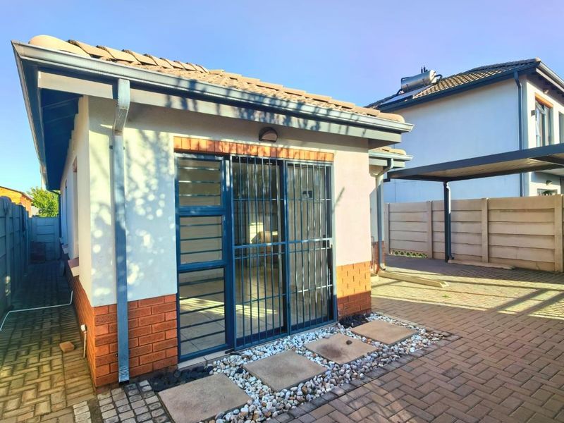 Urgent Sale: Perfect 3-Bedroom Starter Family Home in Leopards Rest Security Estate - Photo 2