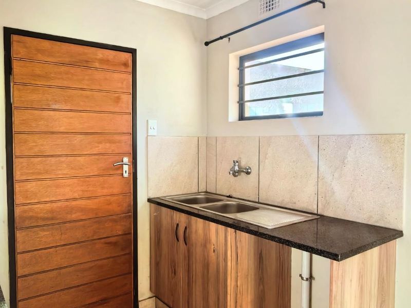 Urgent Sale: Perfect 3-Bedroom Starter Family Home in Leopards Rest Security Estate - Photo 5