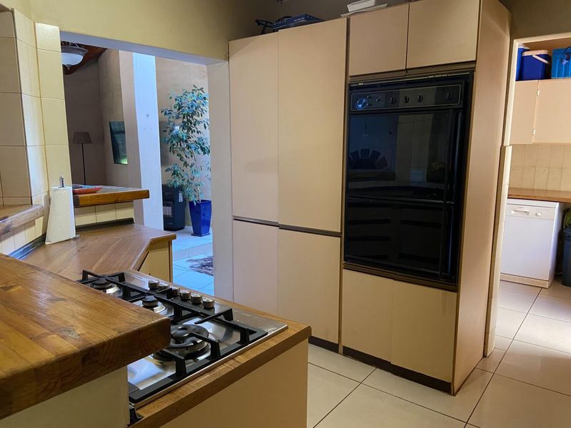 PERFECT LOCATION - BEST ADDRESS IN ZWARTKOP - LIGHTY TRAVELLED BOOMED OFF STREET!! - Photo 10