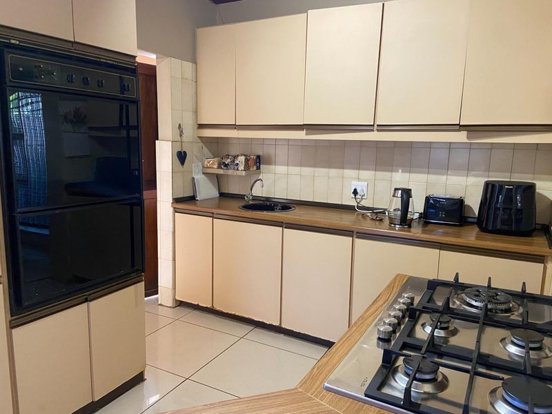 PERFECT LOCATION - BEST ADDRESS IN ZWARTKOP - LIGHTY TRAVELLED BOOMED OFF STREET!! - Photo 9
