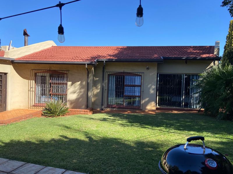 PERFECT LOCATION - BEST ADDRESS IN ZWARTKOP - LIGHTY TRAVELLED BOOMED OFF STREET!! - Photo 5