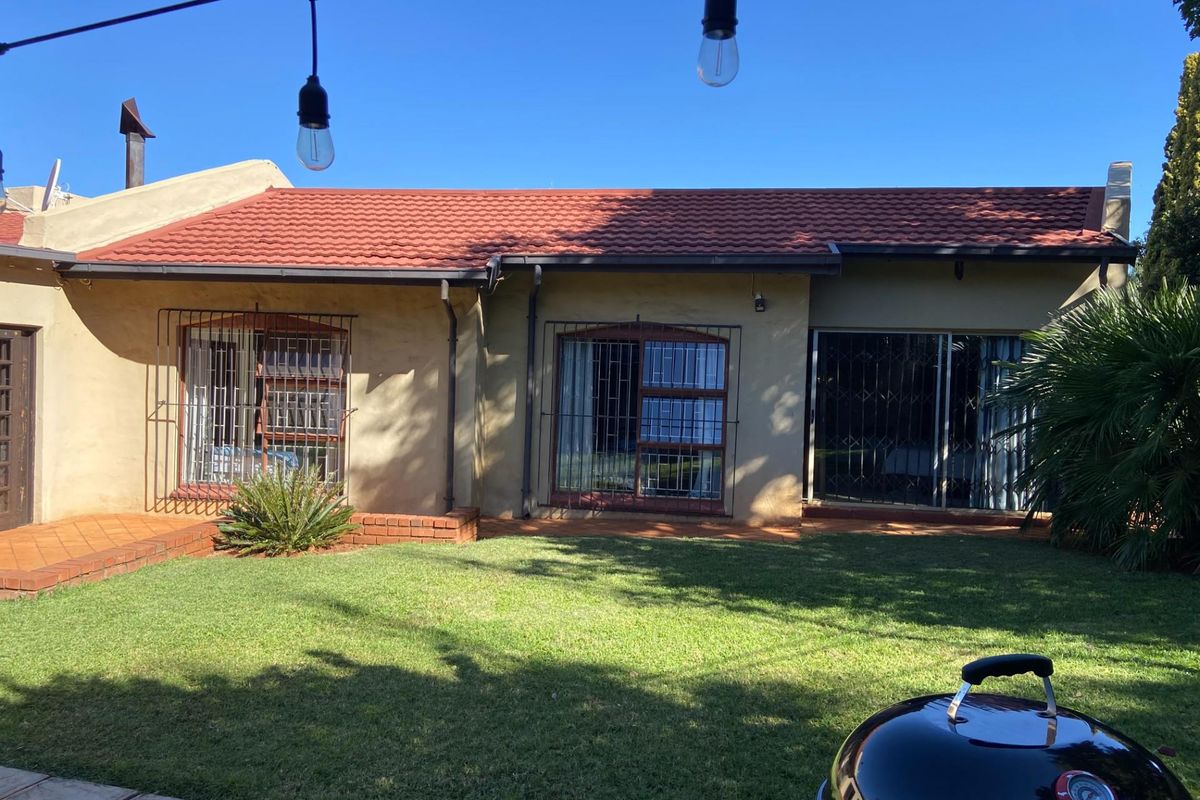 PERFECT LOCATION - BEST ADDRESS IN ZWARTKOP - LIGHTY TRAVELLED BOOMED OFF STREET!! - Photo 5