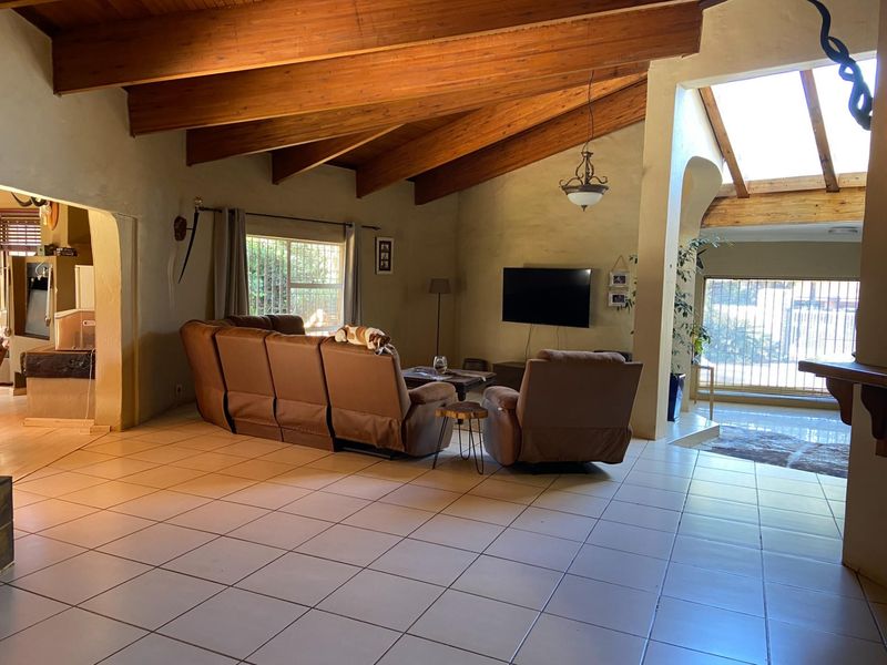PERFECT LOCATION - BEST ADDRESS IN ZWARTKOP - LIGHTY TRAVELLED BOOMED OFF STREET!! - Photo 8
