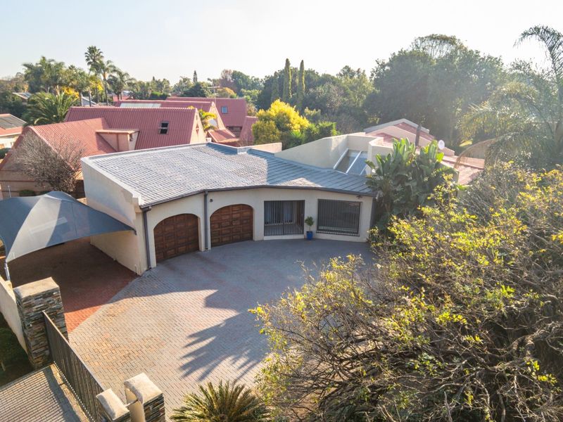 PERFECT LOCATION - BEST ADDRESS IN ZWARTKOP - LIGHTY TRAVELLED BOOMED OFF STREET!! - Photo 1
