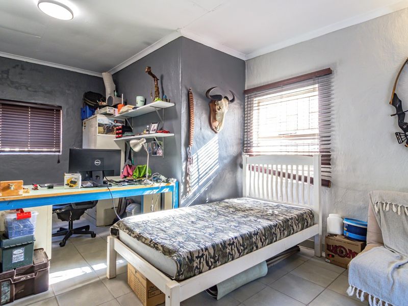 PERFECT LOCATION - BEST ADDRESS IN ZWARTKOP - LIGHTY TRAVELLED BOOMED OFF STREET!! - Photo 7