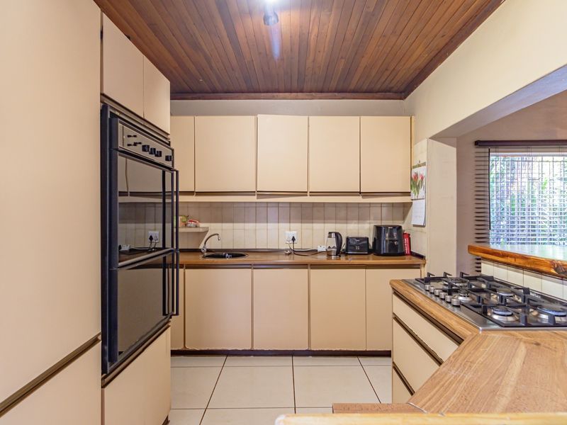 PERFECT LOCATION - BEST ADDRESS IN ZWARTKOP - LIGHTY TRAVELLED BOOMED OFF STREET!! - Photo 10