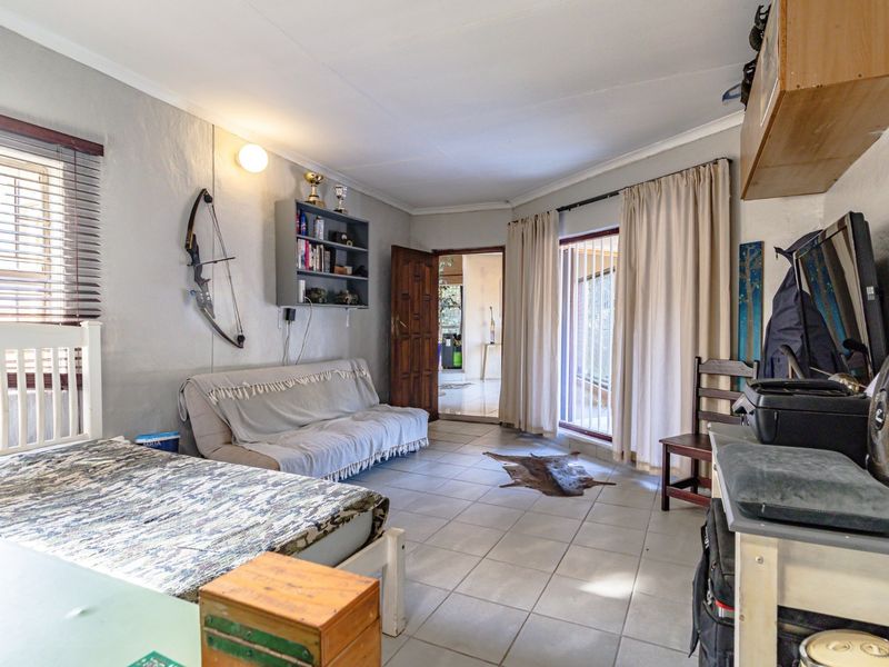 PERFECT LOCATION - BEST ADDRESS IN ZWARTKOP - LIGHTY TRAVELLED BOOMED OFF STREET!! - Photo 8