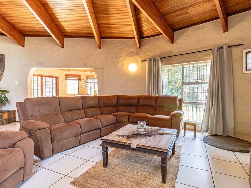 PERFECT LOCATION - BEST ADDRESS IN ZWARTKOP - LIGHTY TRAVELLED BOOMED OFF STREET!! - Photo 3