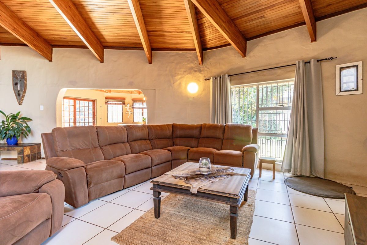 PERFECT LOCATION - BEST ADDRESS IN ZWARTKOP - LIGHTY TRAVELLED BOOMED OFF STREET!! - Photo 3