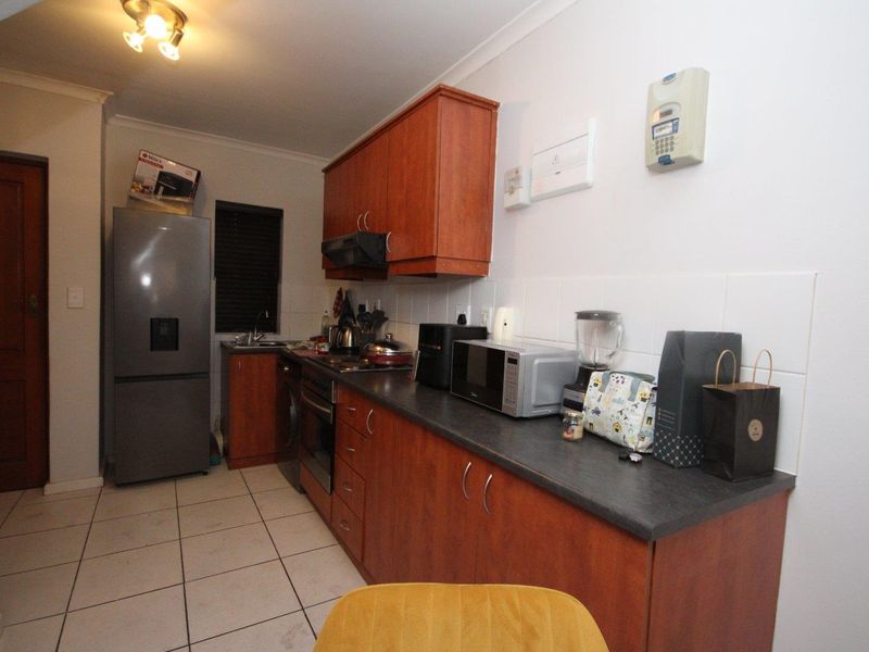 Apartment For Sale in Uitziht, Kraaifontein - Photo 2