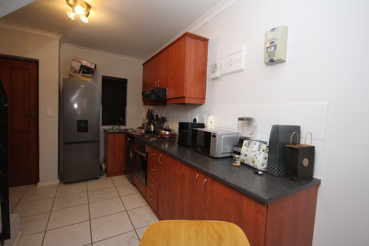 Apartment For Sale in Uitziht, Kraaifontein - Photo 2