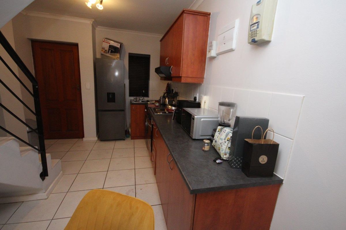 Apartment For Sale in Uitziht, Kraaifontein - Photo 3