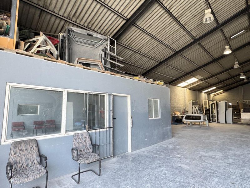 586m2 Industrial Property To Let in Montague Gardens | Yard Space - Photo 3