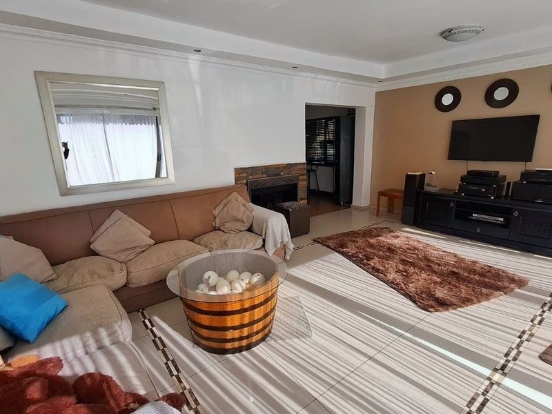 3 Bedroom House and Flatlet To Rent in Rooihuiskraal - Photo 7