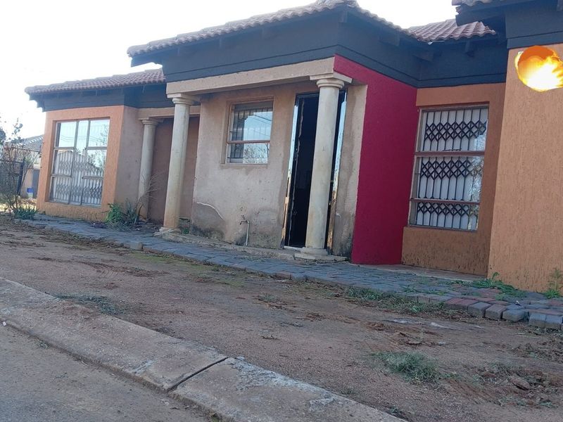 Spectacular Family Home For Sale in Soshanguve XX, Soshanguve - Photo 1