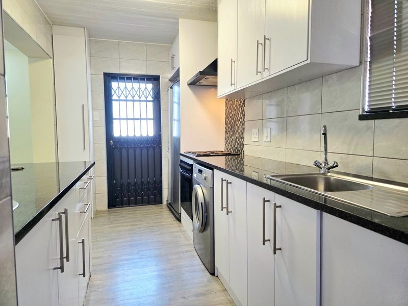 To Rent: Sophisticated Garden Cottage Living in the Heart of Blomtuin - Photo 10