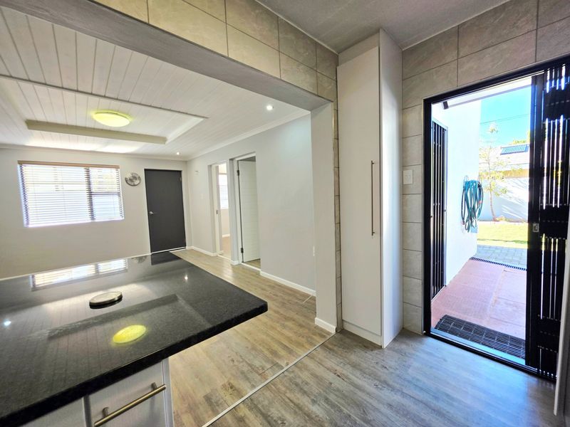 To Rent: Sophisticated Garden Cottage Living in the Heart of Blomtuin - Photo 9