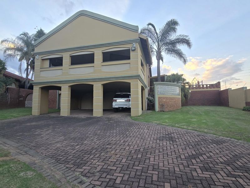 Spacious Family Home with Incredible Entertainment Areas and Practical Living - Photo 1