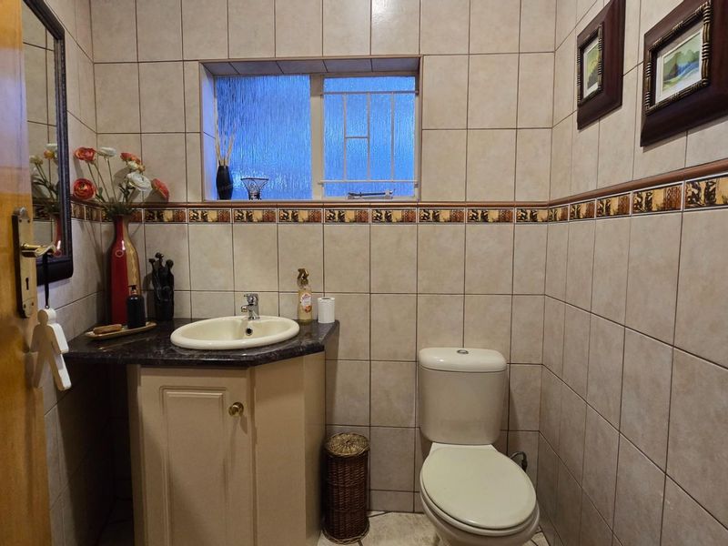 Spacious Family Home with Incredible Entertainment Areas and Practical Living - Photo 10