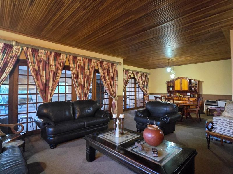 Spacious Family Home with Incredible Entertainment Areas and Practical Living - Photo 8