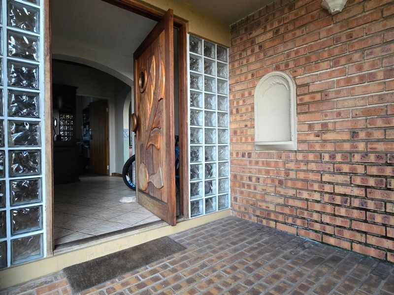 Spacious Family Home with Incredible Entertainment Areas and Practical Living - Photo 4