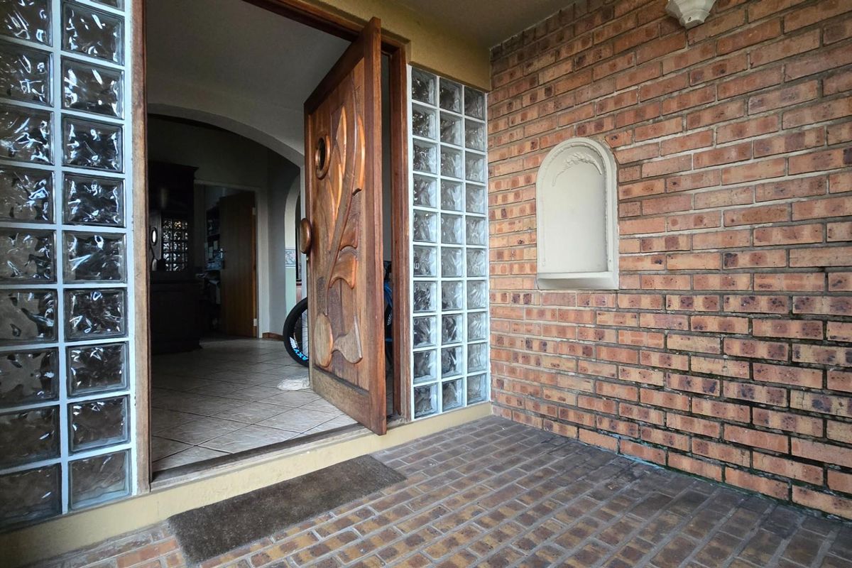 Spacious Family Home with Incredible Entertainment Areas and Practical Living - Photo 4