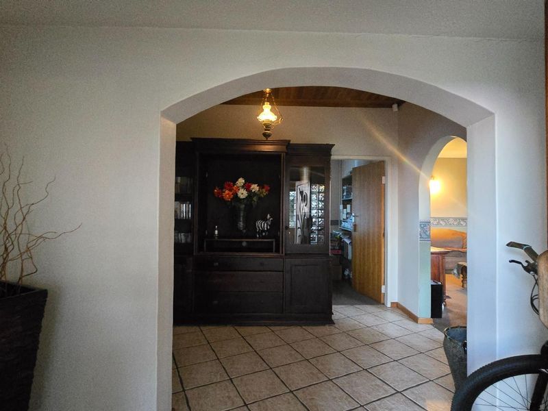 Spacious Family Home with Incredible Entertainment Areas and Practical Living - Photo 5