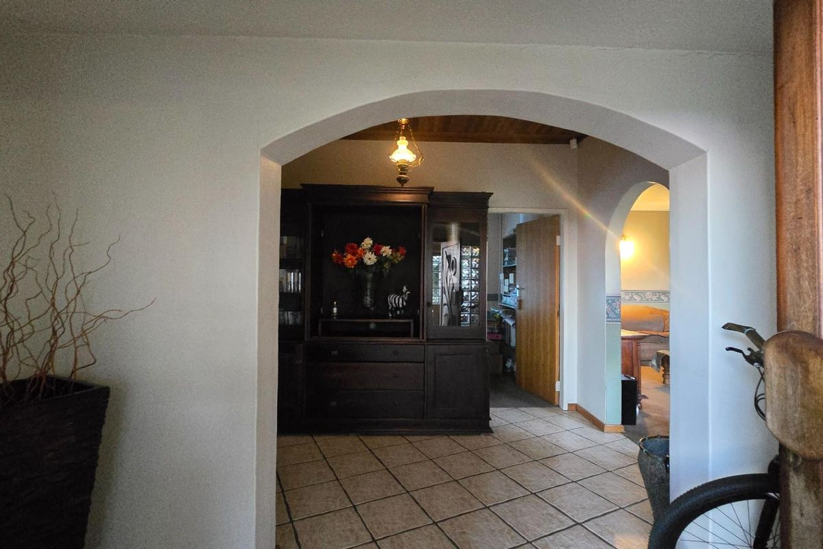 Spacious Family Home with Incredible Entertainment Areas and Practical Living - Photo 5