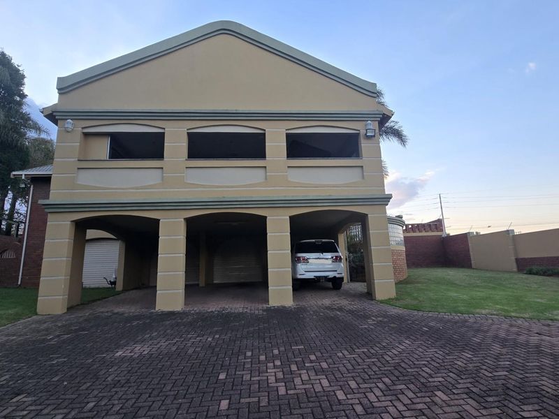 Spacious Family Home with Incredible Entertainment Areas and Practical Living - Photo 2