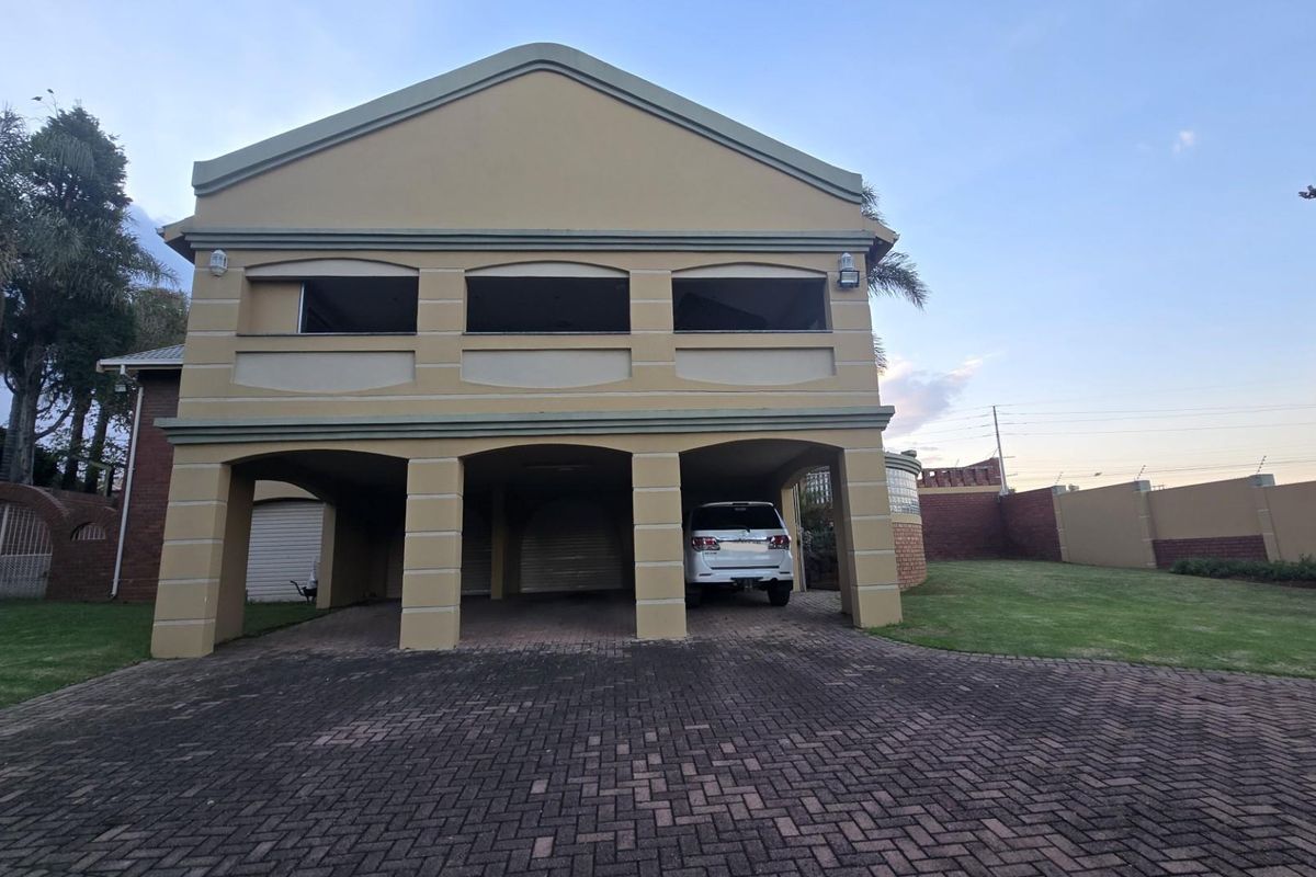 Spacious Family Home with Incredible Entertainment Areas and Practical Living - Photo 2