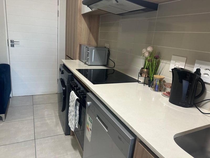 MODERN 1 BEDROOM APARTMENT - Photo 2