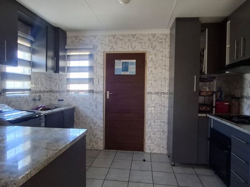 Corner Stand House For Sale in Sky City, Alberton - Photo 6
