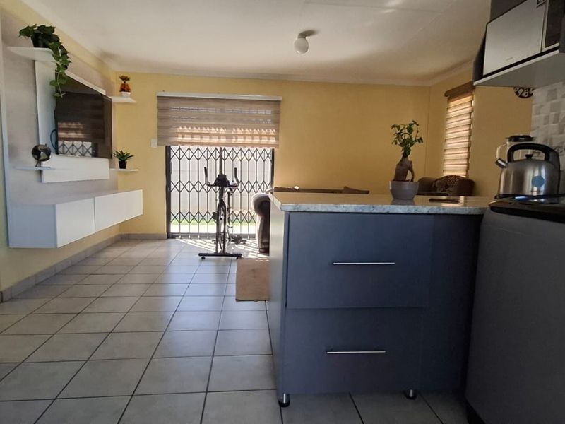 Corner Stand House For Sale in Sky City, Alberton - Photo 4