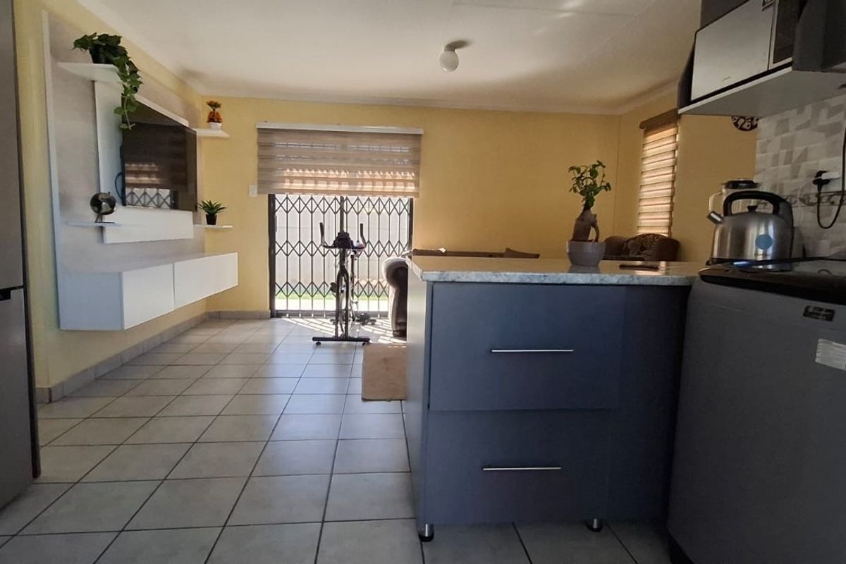 Corner Stand House For Sale in Sky City, Alberton - Photo 4