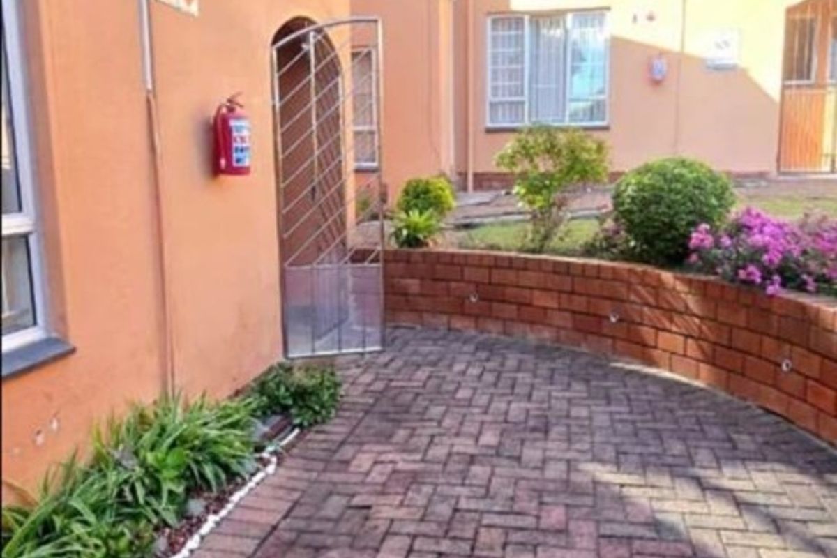Townhouse For Sale in Malvern, Durban, KwaZulu Natal - Photo 2