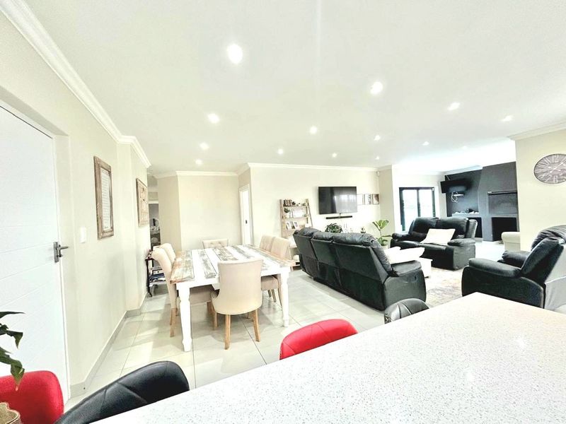 Shared Mandate: Elegant, Move-In Ready Family Home in Popular Fountains Estate, Jeffreys Bay - Photo 8