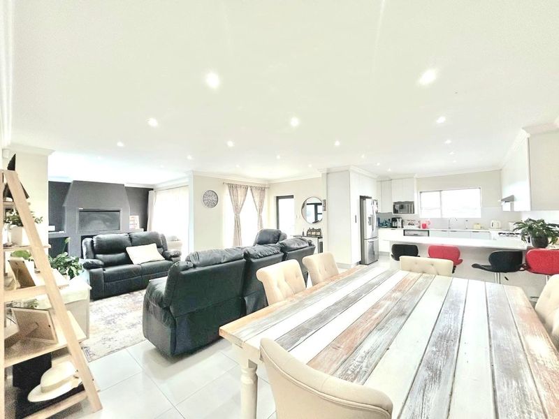 Shared Mandate: Elegant, Move-In Ready Family Home in Popular Fountains Estate, Jeffreys Bay - Photo 9