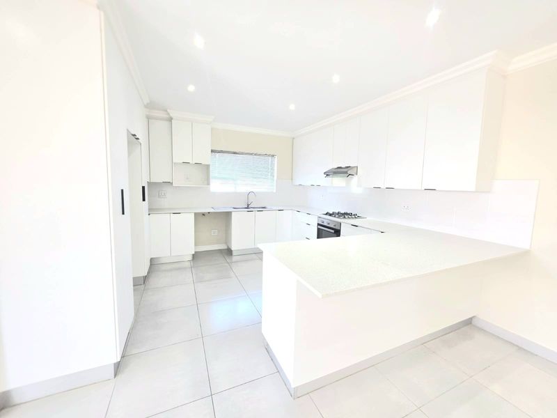 Shared Mandate: Elegant, Move-In Ready Family Home in Popular Fountains Estate, Jeffreys Bay - Photo 7