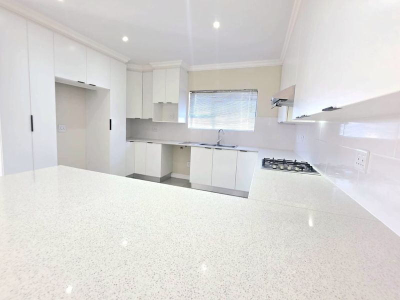 Shared Mandate: Elegant, Move-In Ready Family Home in Popular Fountains Estate, Jeffreys Bay - Photo 6