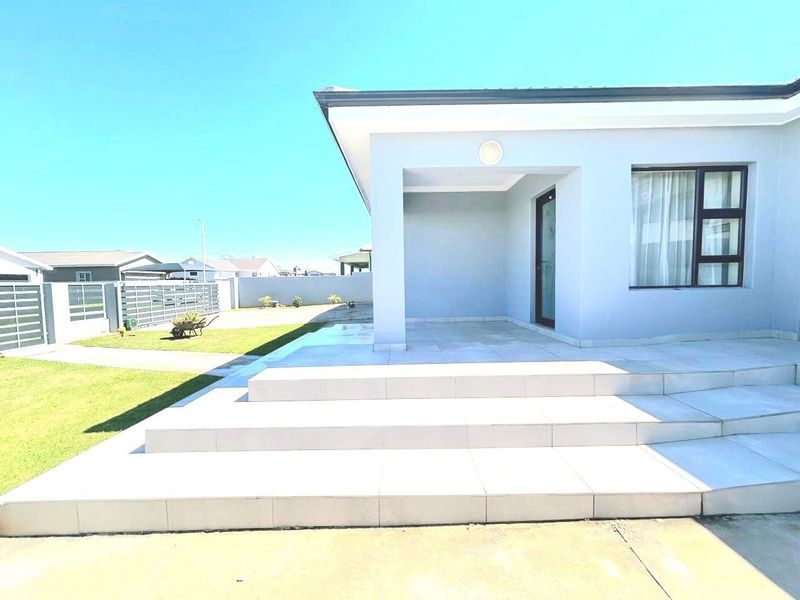 Shared Mandate: Elegant, Move-In Ready Family Home in Popular Fountains Estate, Jeffreys Bay - Photo 2