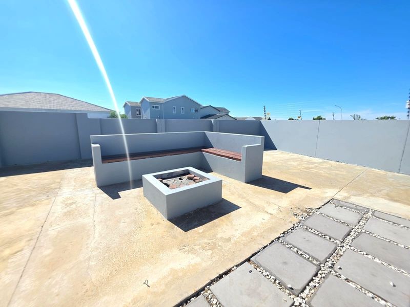 Shared Mandate: Elegant, Move-In Ready Family Home in Popular Fountains Estate, Jeffreys Bay - Photo 3