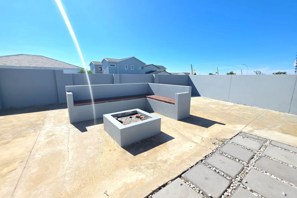 Shared Mandate: Elegant, Move-In Ready Family Home in Popular Fountains Estate, Jeffreys Bay - Photo 3